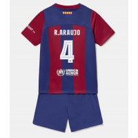 Camisa de Futebol Barcelona Ronald Araujo #4 Equipamento Principal Infantil 2023-24 Manga Curta (+ Calças curtas)